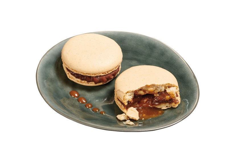 Macaron met vloeibare karamelkern met zoute boter