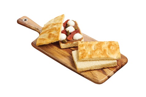 Focaccia natuur gesneden